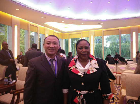 j9国际集团庞总(左一)与几内亚表交部部长Hadja Makale Camara合影 j9国际集团庞总(左一)与几内亚表交部部长Hadja Makale Camara合影