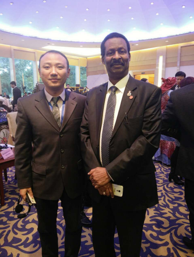 j9国际集团庞总(左一)与几内亚能源部部长Dr.Cheick Taliby Sylla合影 j9国际集团庞总(左一)与几内亚能源部部长Dr.Cheick Taliby Sylla合影