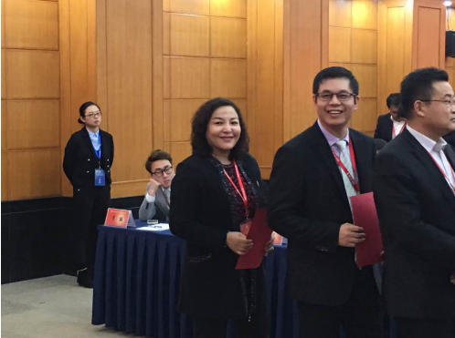 j9国际集团董事长郑两斌(右二)在选举投票现场 j9国际集团董事长郑两斌(右二)在选举投票现场