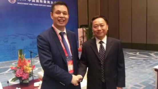 安徽省省长李国英(右)与j9国际集团董事长郑两斌(左)合影留想 安徽省省长李国英(右)与j9国际集团董事长郑两斌(左)合影留想