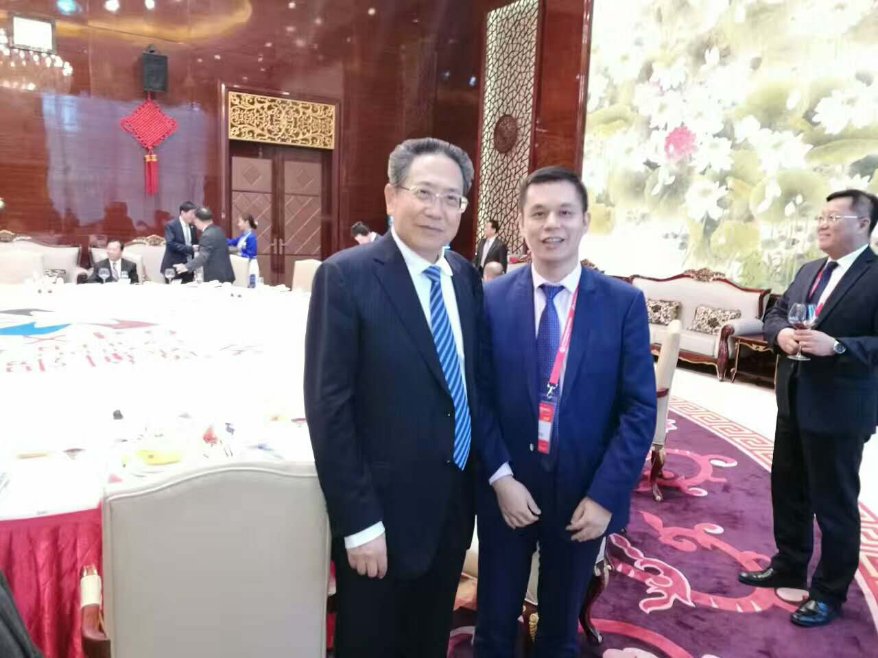 安徽省委书记、省人常委会主任李锦斌(左)j9国际集团董事长郑两斌(右)与合影留想 安徽省委书记、省人常委会主任李锦斌(左)j9国际集团董事长郑两斌(右)与合影留想