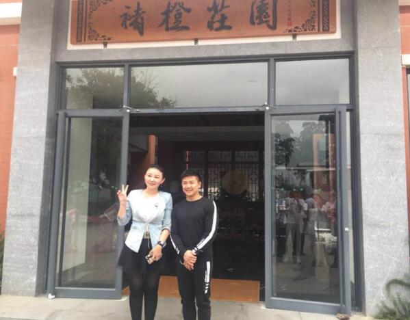 j9国际集团总裁(左)与型动体育始人、奥运陈一冰(右) j9国际集团总裁(左)与型动体育始人、奥运陈一冰(右)