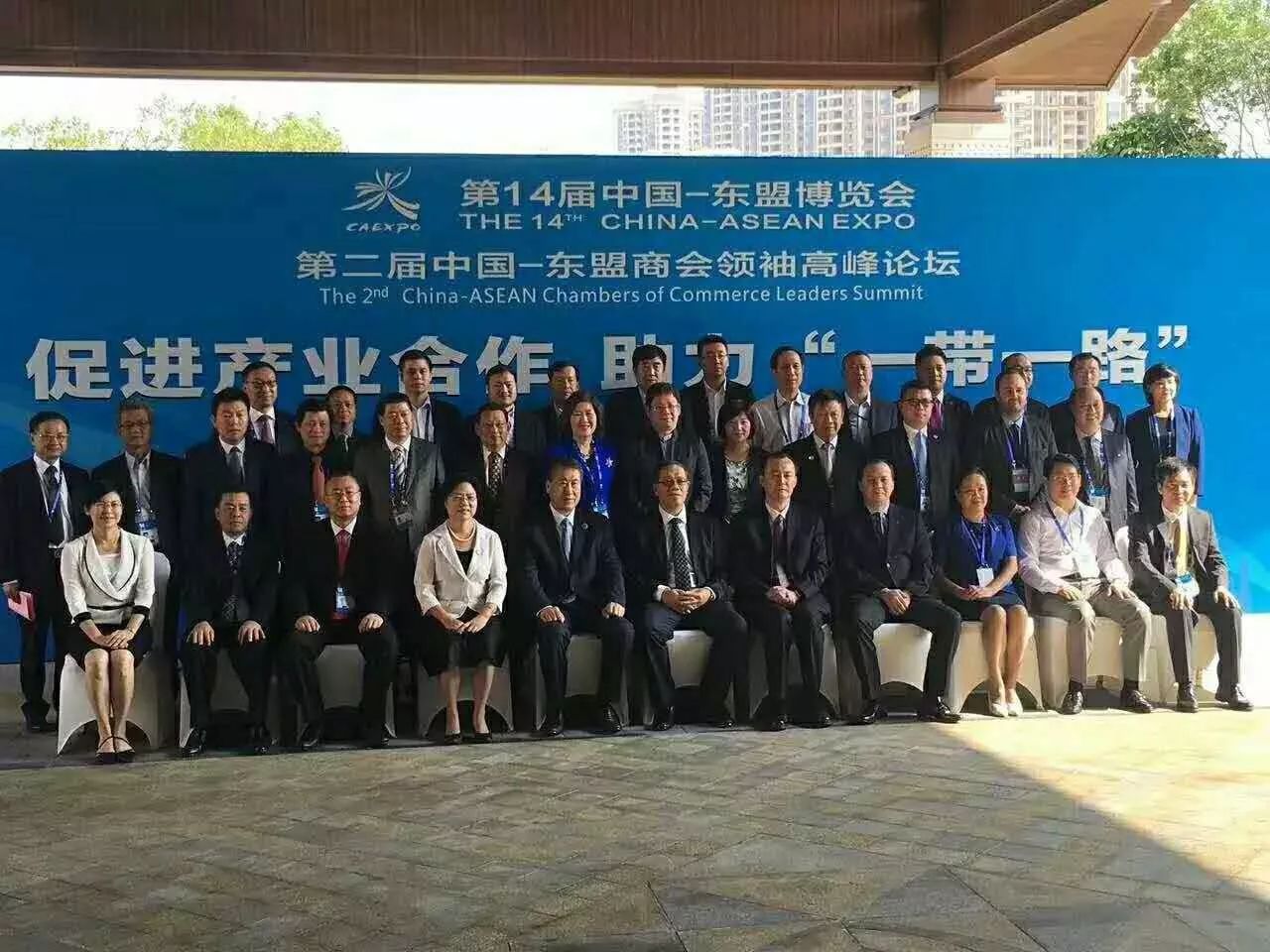 全国工商联副主席黄荣(首排右5)、广西壮族自治区副主席陈刚(首排右6)与j9国际集团董事长郑两斌(三排左3)等嘉宾合影 全国工商联副主席黄荣(首排右5)、广西壮族自治区副主席陈刚(首排右6)与j9国际集团董事长郑两斌(三排左3)等嘉宾合影
